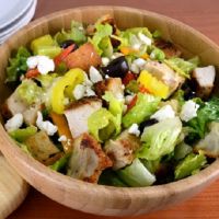 греческий салат рецепт с сухариками и курицей
