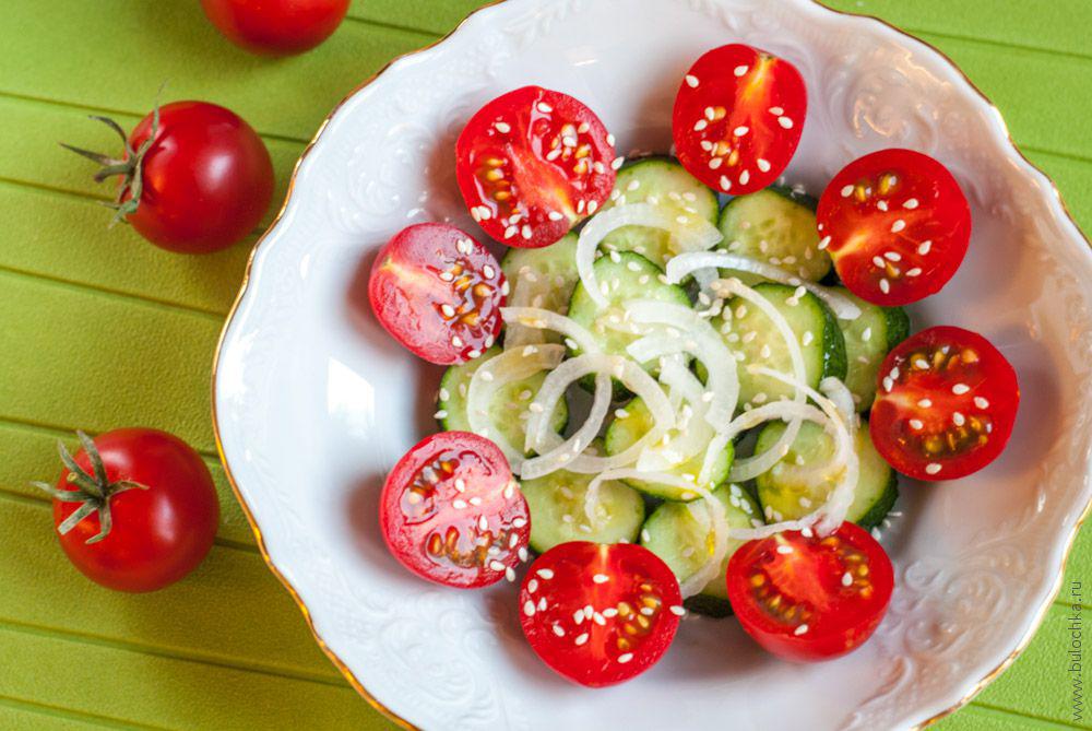 Рецепт с фото: салат из помидоров и огурцов с медовой заправкой