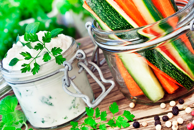 Такой салат можно подавать и раздельно: нарежьте овощи — огурец, кабачок, морковь, сладкий перец — соломкой и подавайте их с соусом