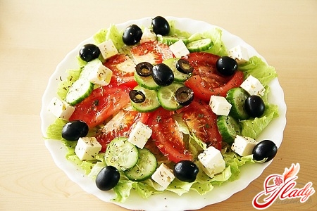 вкусный салат с брынзой и оливками