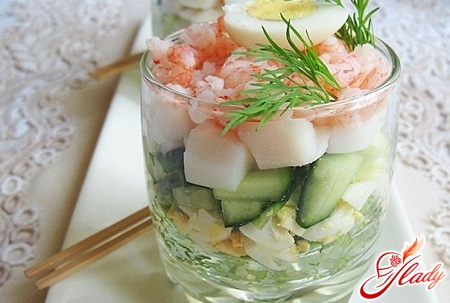 аппетитный салат из кальмаров с рисом