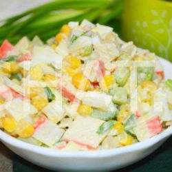 12_sloenyy-salat-s-krabovymi-palochkami-i-ananasami