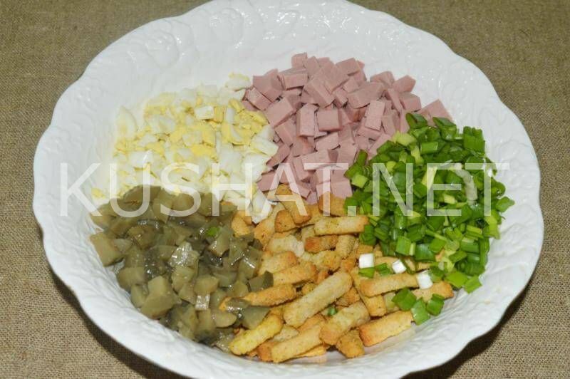 6_салат с сухариками и колбасой