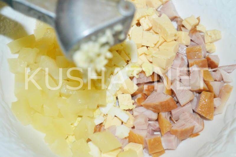 7_салат с копченой курицей, сыром и ананасами