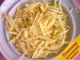 3) Острый сыр натереть на крупной терке. Также его можно нарезать мелкими кубиками либо соломкой.