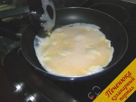 6) Яйца выливать половником на сковороду. Выпечь блины. Лучше, если блины получатся не тонкие, но и не толстые.
