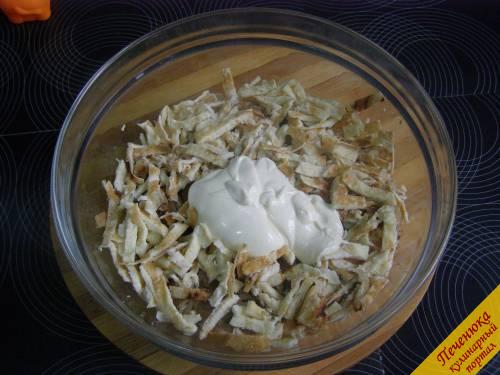 8) Добавить яичную соломку к печени и луку в салатник.<br /> Все ингредиенты хорошо перемешать и заправить майонезом.