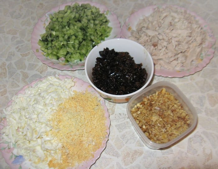 Фото рецепта - Салат «Нежность» с курицей и черносливом - шаг 2