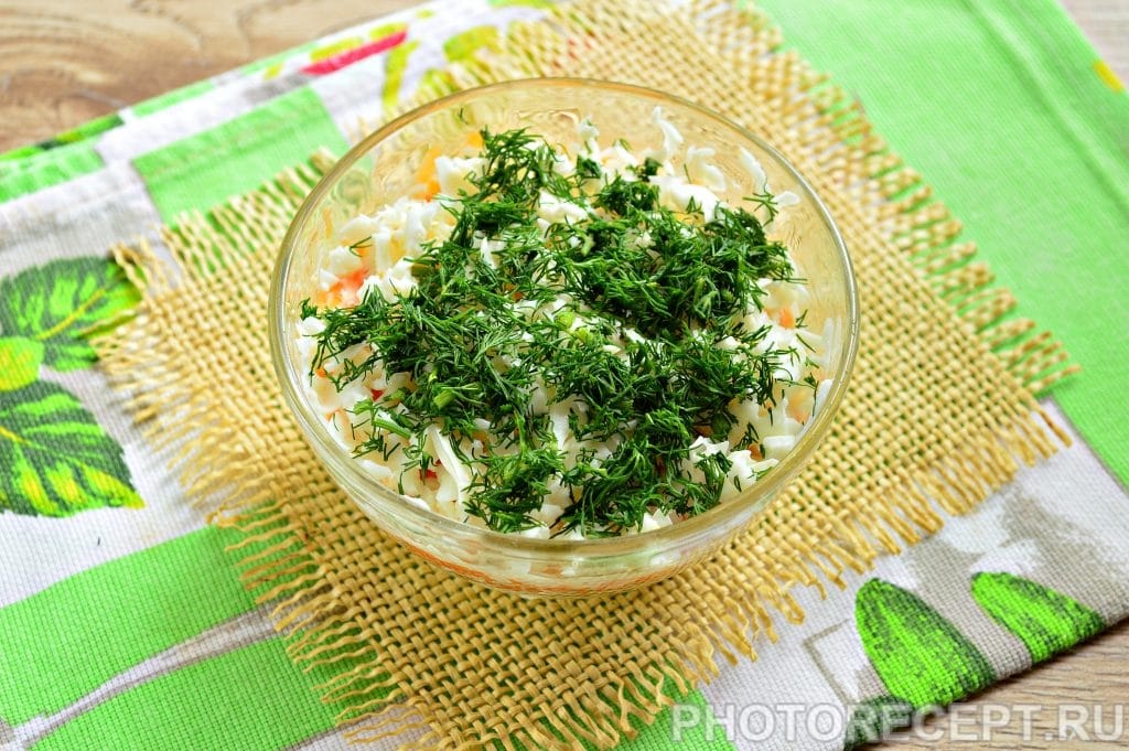 Фото рецепта - Слоеный салат с грибами и овощами - шаг 6