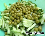 Салат с огурцами, зеленым горошком и яйцами ингредиенты