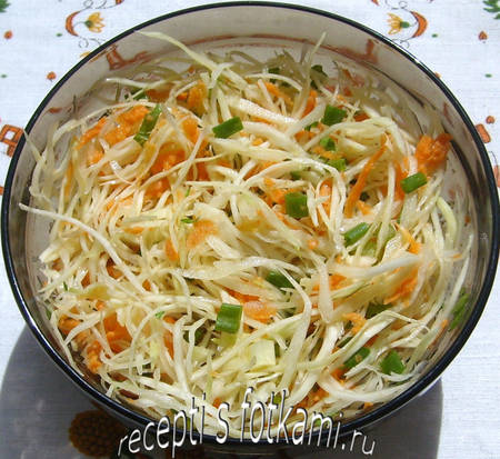 салат из свежей капусты и моркови с маслом и уксусом