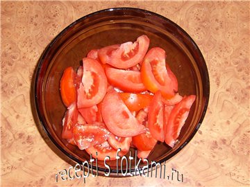 Нарезаем помидорки