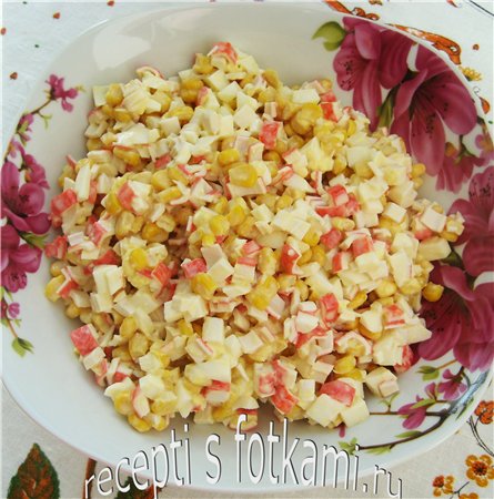 Салат из крабовых палочек, кукурузы и яиц
