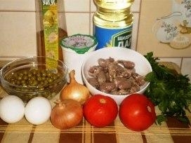 Фото к рецепту: Салат из куриных сердечек — лёгкий и вкусный деликатес