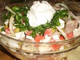 Фото к рецепту: Салат из куриных сердечек — лёгкий и вкусный деликатес