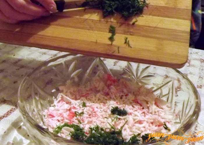 Добавляем в салат измельченный укроп
