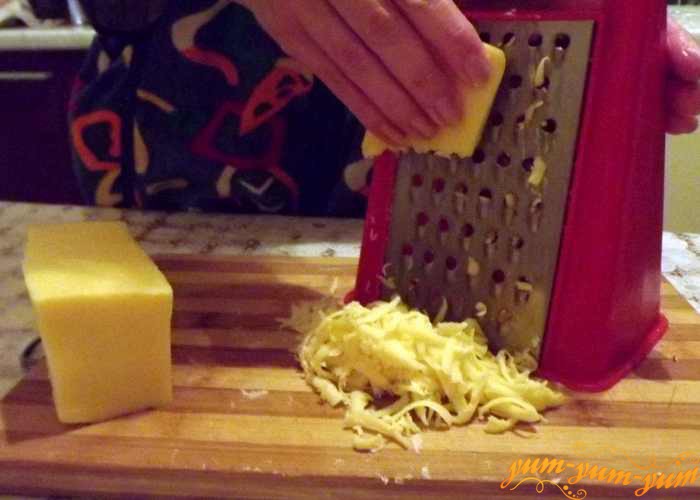 Твердый сыр натираем на терке