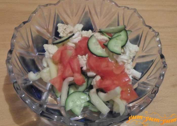 Переложить овощи в салатницу