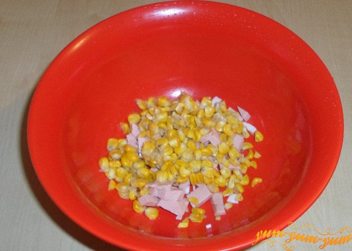 Готовые кукурузные зерна добавить в салат 