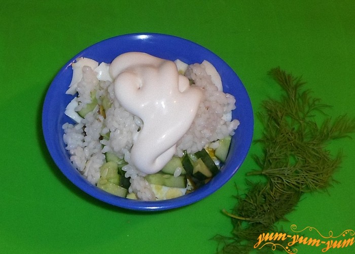 Салат с креветками рисом и кукурузой заправить майонезом 