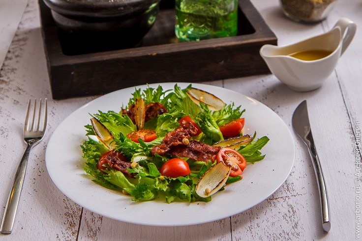 Хрустящий салат с беконом - фото