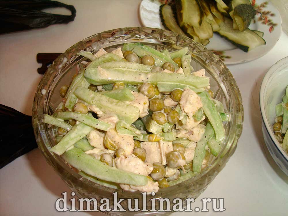 Салат из куриной грудки простой и вкусный с картошкой и зеленым горошком