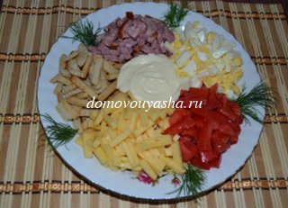 Салат с сухариками и колбасой и помидорами
