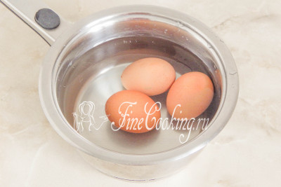 Сразу ставим вариться куриные яйца (у меня крупные - около 60 граммов каждое) вкрутую - 9-10 минут после закипания на среднем огне
