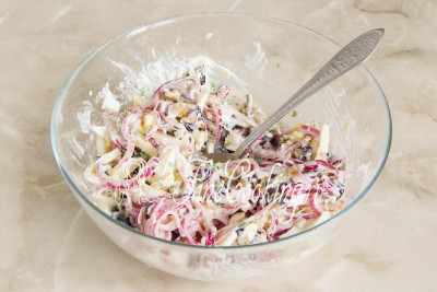 Перемешиваем - салат с баклажанами, яйцами и маринованным луком готов