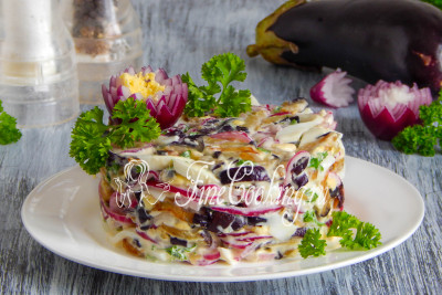 Ароматные ломтики жареного баклажана, сочный и хрустящий маринованный лук, нежные вареные яйца - идеальное сочетание доступных продуктов в одном салате