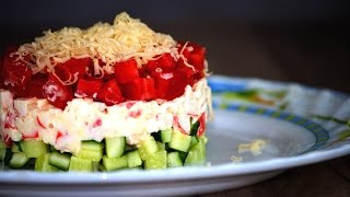 Слоеный салат с крабовыми палочками, помидором и огурцом. Готовим простые рецепты от wowfood.club