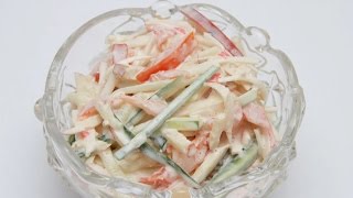 Салат «Деликатесный» / Салат с крабовыми палочками, помидорами и яблоками