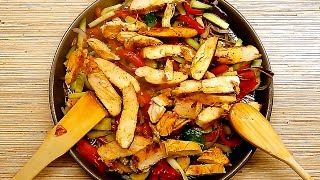 Салат с куриной грудкой и овощами в соевом соусе