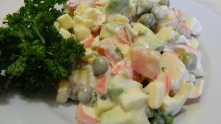 Салат с авокадо, крабовыми палочками под майонезом (сыр, помидор, зеленый горошек, зелень).