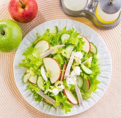 Салат из курицы с яблоком, сельдереем и огурцом, фото: К. Виноградов/BurdaMedia