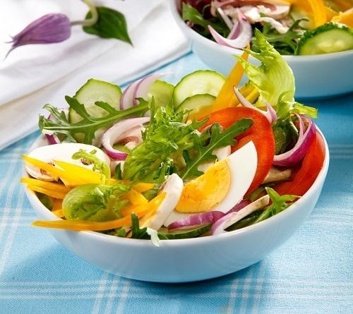 Фермерский салат из свежих овощей с рукколой и шампиньонами, фото Олег Кулагин/BurdaMedia