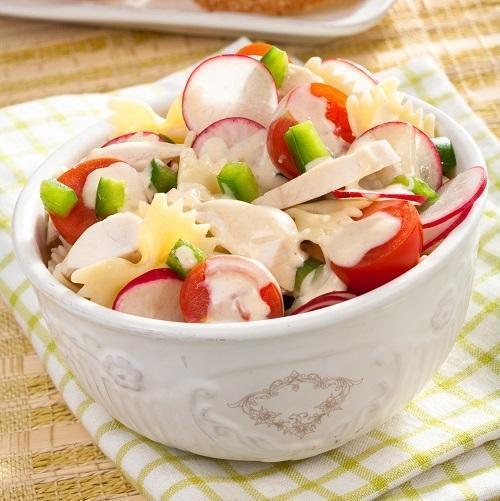 Салат &amp;laquo;Ассорти&amp;raquo; с куриным филе, редисом и фигурными макаронами, фото Олег Кулагин/BurdaMedia