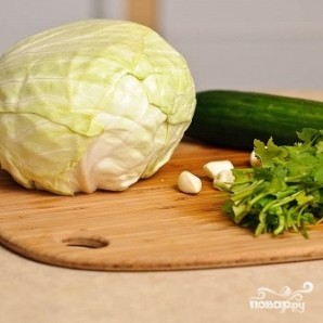 Салат из капусты и огурцов - фото шаг 1