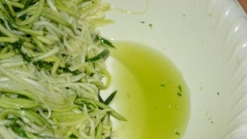 Салат из свежих кабачков - фото шаг 8