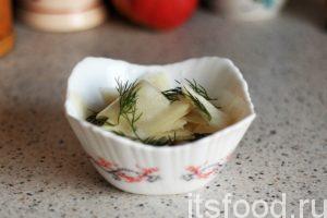 Вкусный салат из черной редьки готов. Подаем его в салатниках с добавлением свежей зелени укропа.