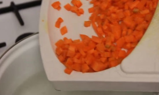 Отправляем в кастрюлю нарезанную морковь