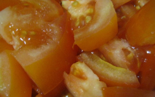 нарезать томат