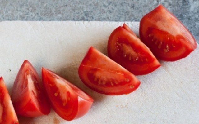 нарезать на четверти помидоры