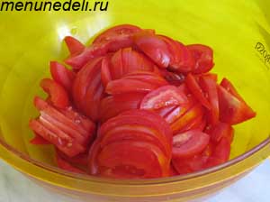 Мелко порезанные помидоры для салата с сыром