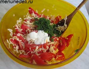 К помидорам и сыру присоединяются чеснок укроп сметана соль и перец