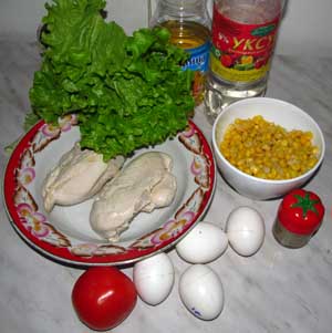 Ингредиенты для салата с курицей кукурузой помидором и яйцами