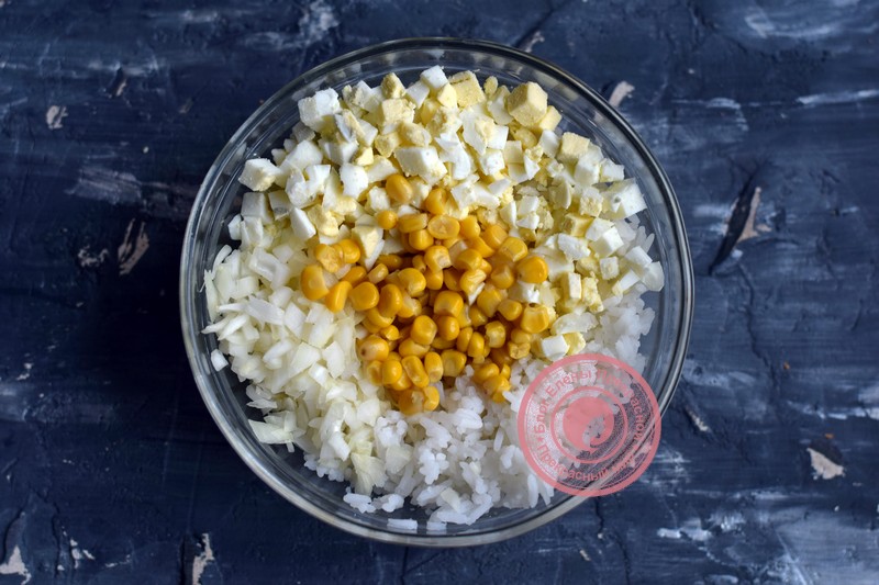 салат с тунцом, кукурузой и рисом рецепт в домашних условиях