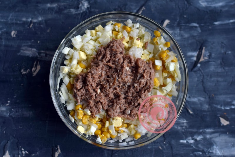салат с тунцом, кукурузой и рисом рецепт на праздник