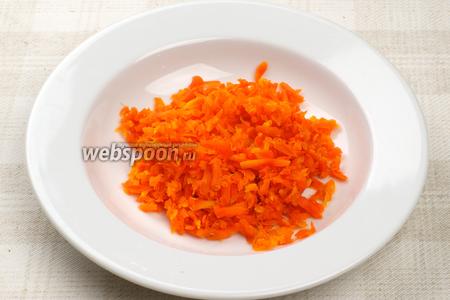 Морковь отварить (опустить в холодную воду, довести до кипения и варить 20-25 минут до готовности). Затем так же натереть на крупной тёрке.