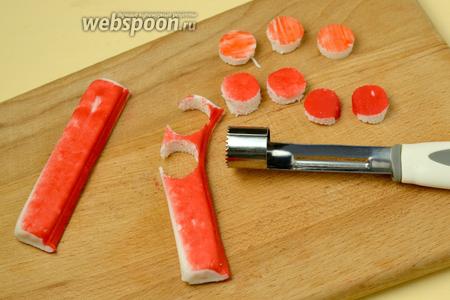 Сначала сделаем украшения для салата в виде шайбочек, которые вырежем с помощью ножа для удаления сердцевины из яблок.